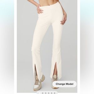 Alo Yoga Airbrush High Waist 7/8 Flutter Legging in Ivory